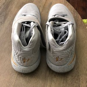 Kyrie Nike men’s basketball shoes